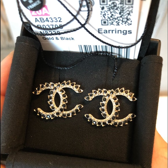 ❌SOLD❌ CHANEL 20A Black Crystal XL Gold Earrings - Picture 2 of 12